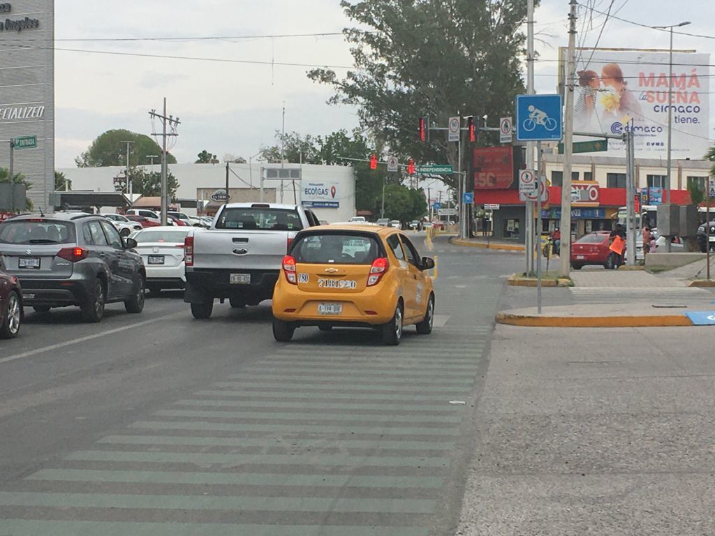 Distintos conductores de vehículos motorizados invaden la ciclovía en la calzada Colón. (FERNANDO COMPEÁN)