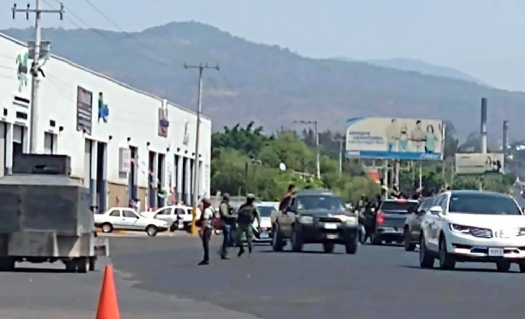 Los pobladores reportaron un convoy de sujetos armados en al menos una veintena de camionetas rotuladas con las siglas CJNG.
(ESPECIAL)