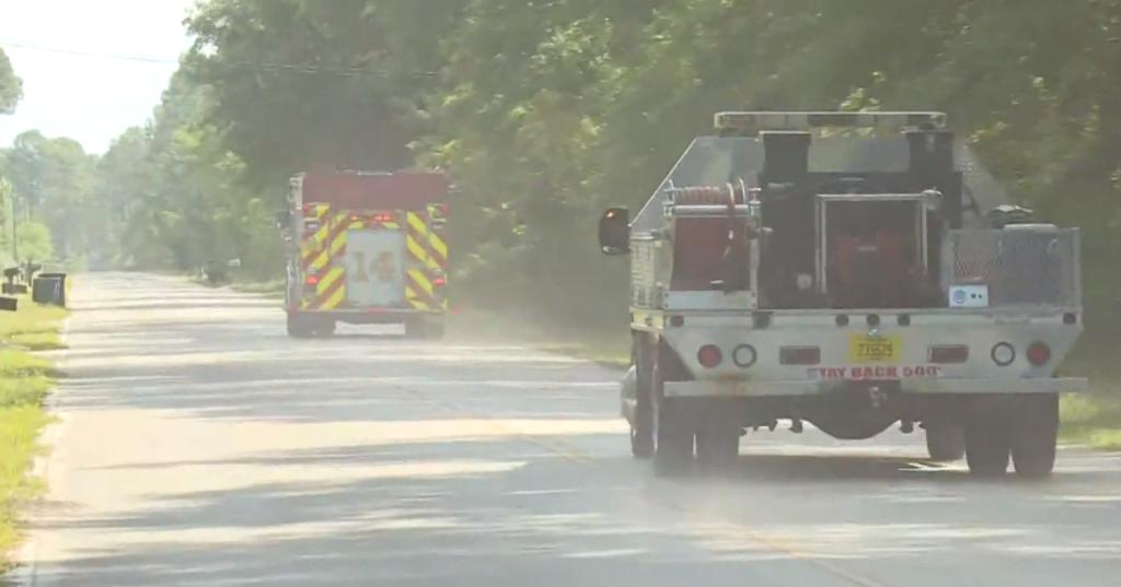 Tres personas murieron al estrellarse este miércoles la avioneta en que volaban en una zona boscosa cercana a una carretera de la pequeña población de Middleburg, en el condado de Clay (noreste de Florida, EUA), informaron las autoridades. (ESPECIAL)