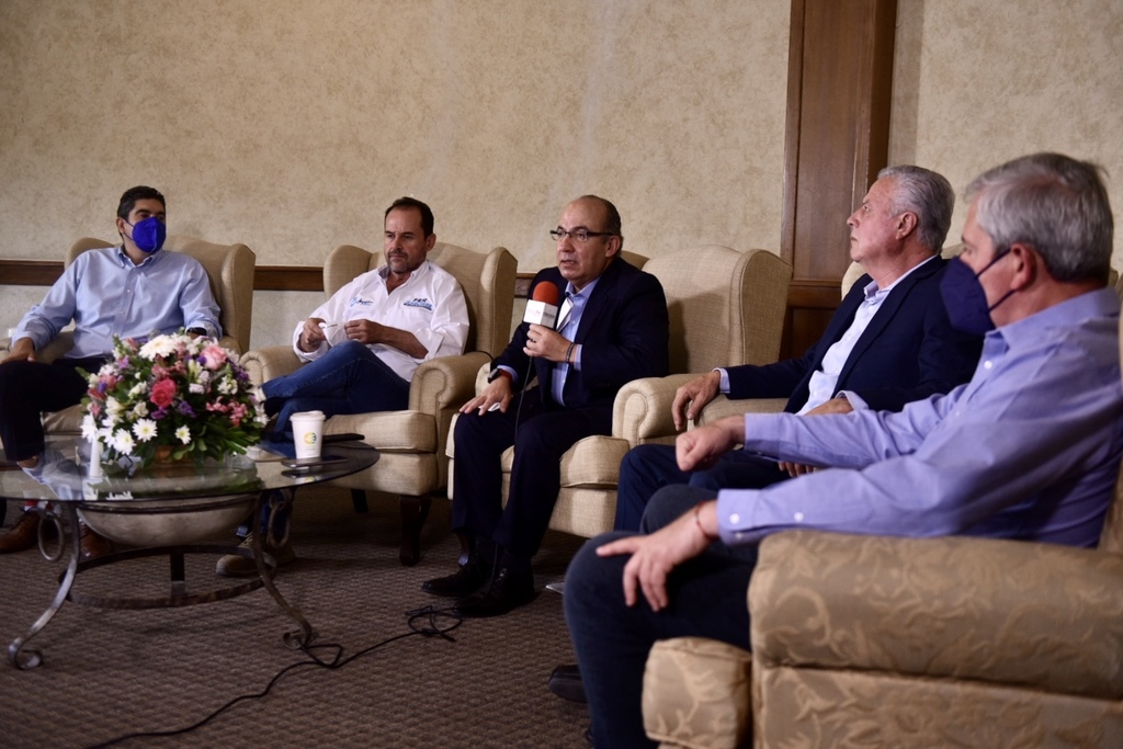 El expresidente Felipe Calderón estuvo ayer con los panistas Jesús de León, Fernando Izaguirre, Jorge Zermeño y Marcelo Torres. (ÉRICK SOTOMAYOR)