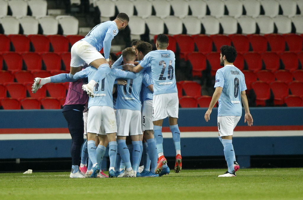 Jugadores del Manchester City celebran luego de marcar el tanto del empate transitorio. (EFE)