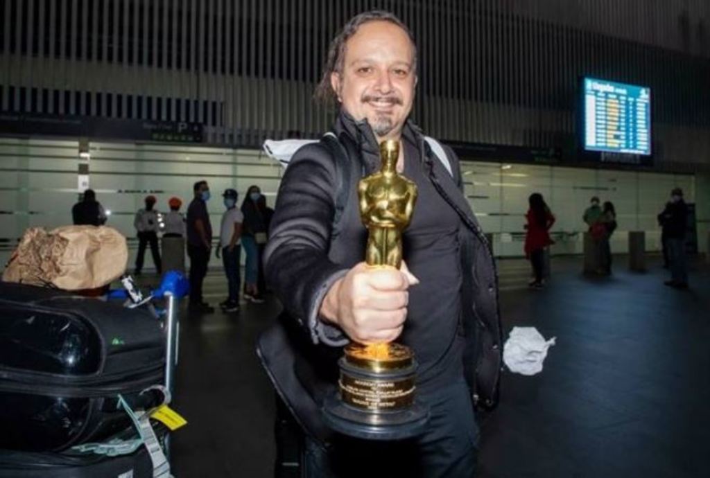 Celebra. Carlos Cortés fue recibido con los brazos abiertos en el Aeropuerto Internacional de Ciudad de México.