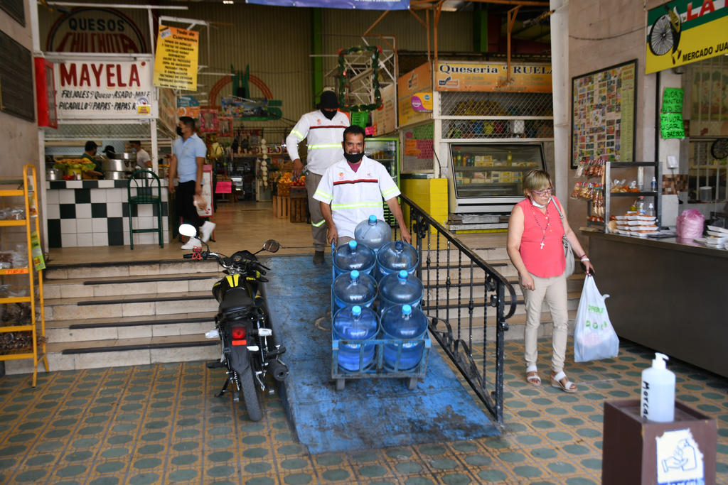 Los comerciantes llaman a las autoridades a resolver la crisis por falta de agua en el Mercado. (FERNANDO COMPEÁN)