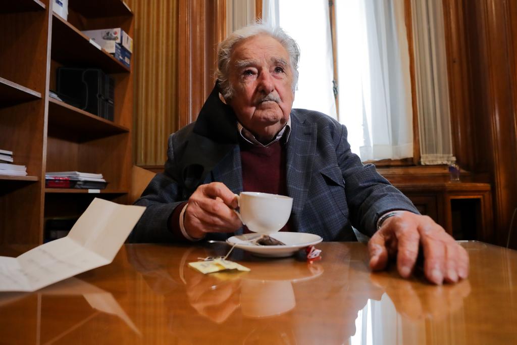 El expresidente de Uruguay José Mujica (2010-2015) viene 'evolucionado de acuerdo a lo previsto' y pasó 'muy bien' su primera noche en casa luego de la endoscopia a la que se le sometió este martes y en la que le fue hallada una úlcera de esófago provocada por un 'cuerpo extraño'. (ARCHIVO) 