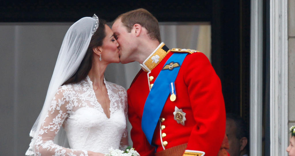 Como un cuento de hadas desenfadado, así fue la boda de Kate Middleton y el príncipe William de Inglaterra hace diez años, una pareja que rompió todos los protocolos que la realeza había impuesto durante décadas, marcando con ello una nueva etapa en la monarquía. (ARCHIVO)
