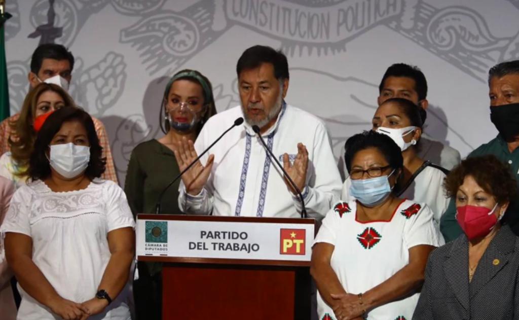 En conferencia de prensa, Fernández Noroña aseguró que él estaba presente con la diputada michoacana del PT cuando le envió el mensaje el gobernador perredista y lo calificó como 'torpe' y que 'perdió la cabeza'.
(ARCHIVO)