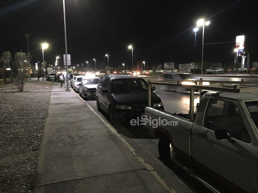 A horas de que inicie la aplicación de segunda dosis de vacuna contra COVID-19 de Pfizer//BioNTech a los adultos mayores de Torreón, ya hay filas de vehículos a las afueras del Coliseo Centenario. (FERNANDO COMPEÁN)