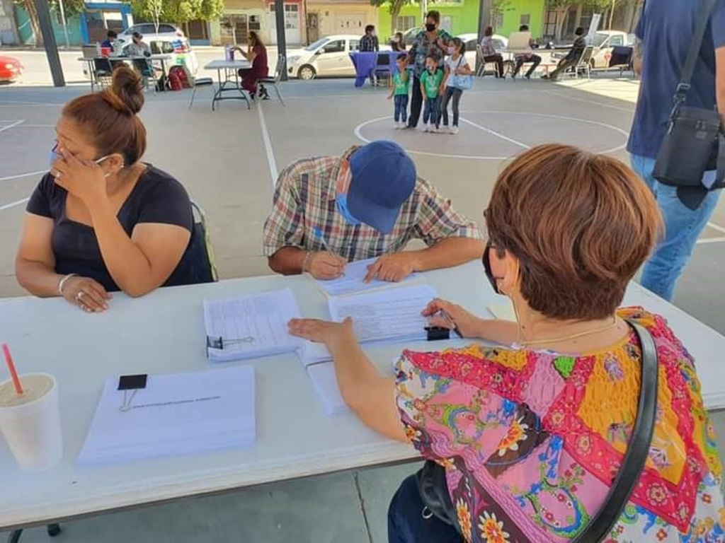 Representantes de distintas oficinas municipales acudieron ayer a la plaza principal de la colonia Martínez Adame en Torreón. (CORTESÍA)