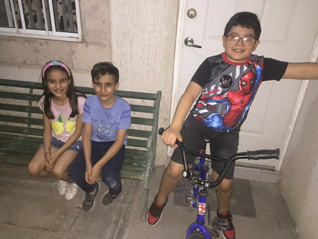 Alejandra, Leonardo y Maximiliano, los tres de nueve años de edad, dijeron que extrañan a sus maestros y compañeros de clase.