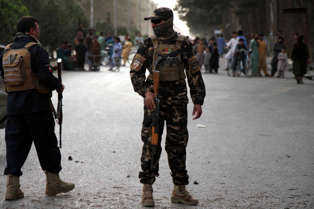 Las autoridades afganas elevaron a 25 a los muertos y a 60 a los heridos a causa de un atentado con un vehículo cargado de explosivos ocurrido este viernes en el este de Afganistán, que ha provocado además el derrumbe de edificios y daños al principal hospital de la zona. (EFE) 
