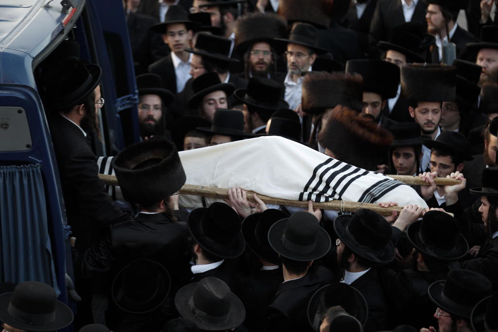 Más de 20 de los 45 muertos de la pasada noche en una estampida humana en Israel fueron enterrados esta tarde, antes del inicio del Shabat (día de descanso judío), aunque 15 fallecidos aún no se han podido identificar. (ARCHIVO) 
