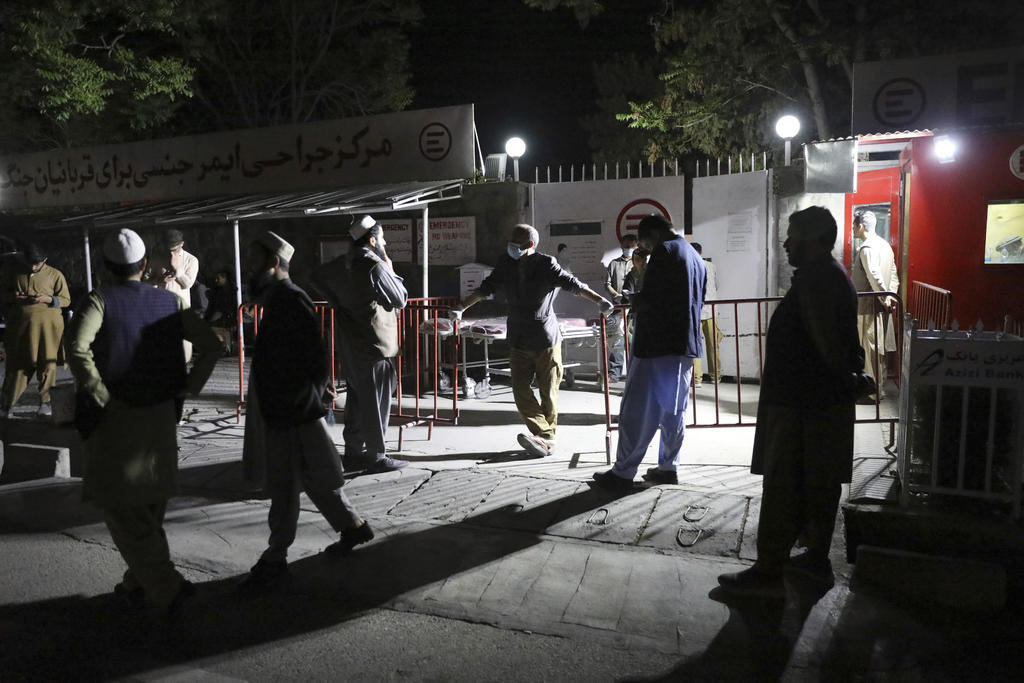 Un atentado suicida con un camión bomba fue perpetrado el viernes en una casa de huéspedes del este de Afganistán, provocando la muerte de 14 personas y heridas a otras 90, informó el Ministerio del Interior. (AP)