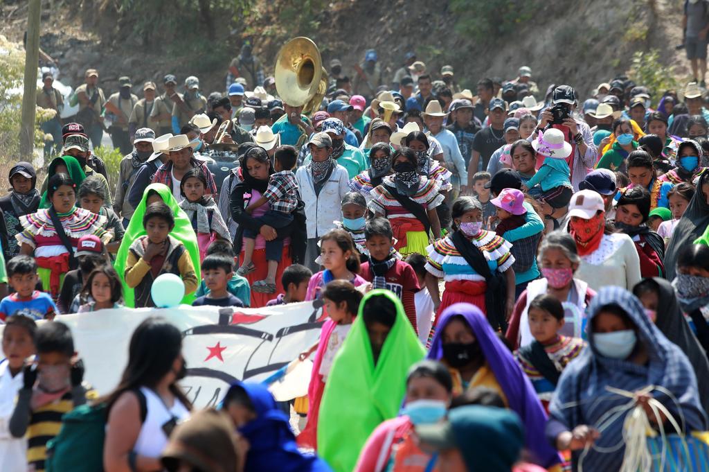 Decenas de menores de edad del estado mexicano de Guerrero, sur del país, marcharon contra la violencia que se vive en su comunidad y cambiaron armas por juguetes como una acción de paz en el Día del Niño que se festeja este viernes en este país. (EFE)
