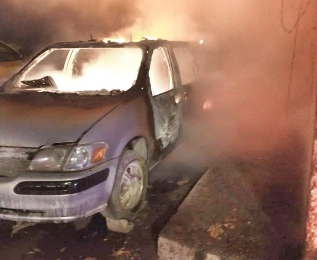 Un incendio en un yonke de Gómez Palacio provocó que se quemara una camioneta Voyager. (EL SIGLO DE TORREÓN)