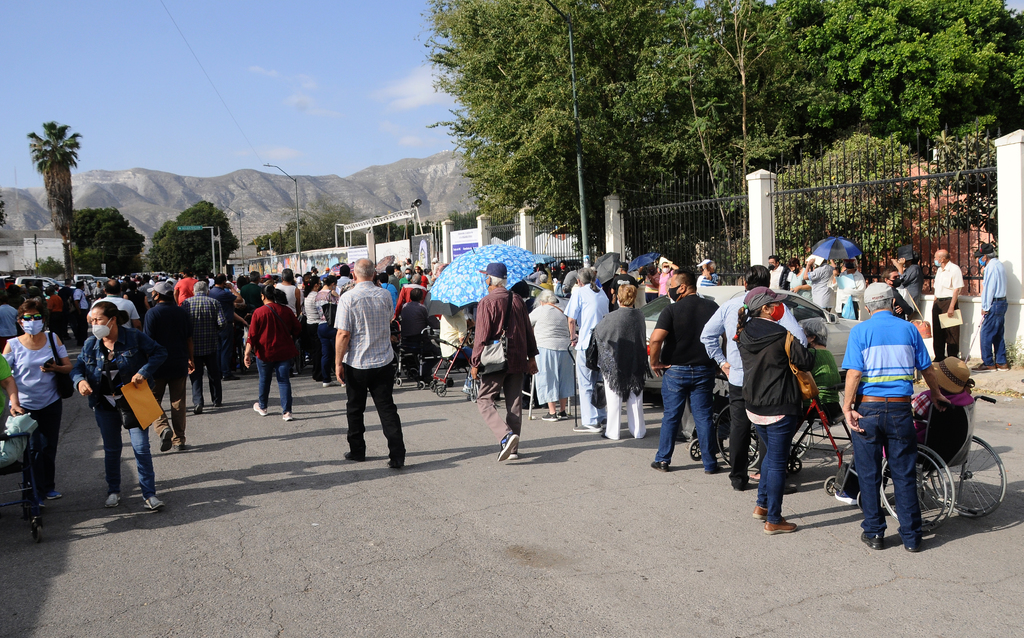 Ayer hubo retraso en la aplicación de las vacunas contra el COVID-19 en la ciudad de Torreón, lo que generó aglomeraciones.