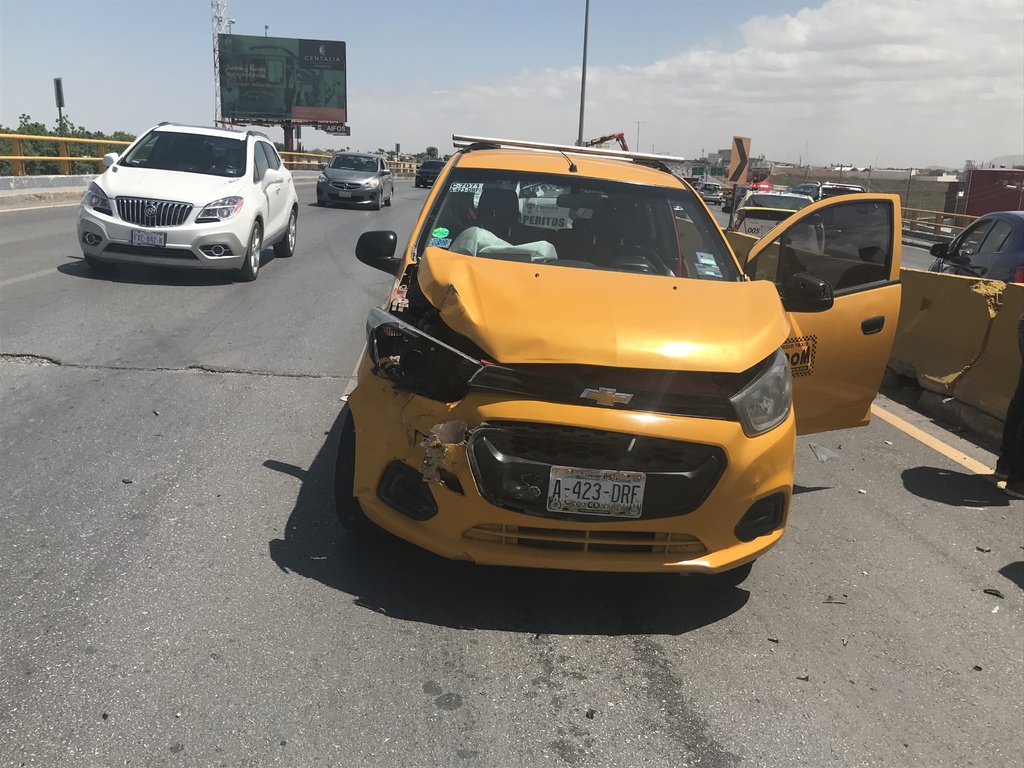 Taxi protagoniza accidente sobre el puente vehicular de la Ibero.