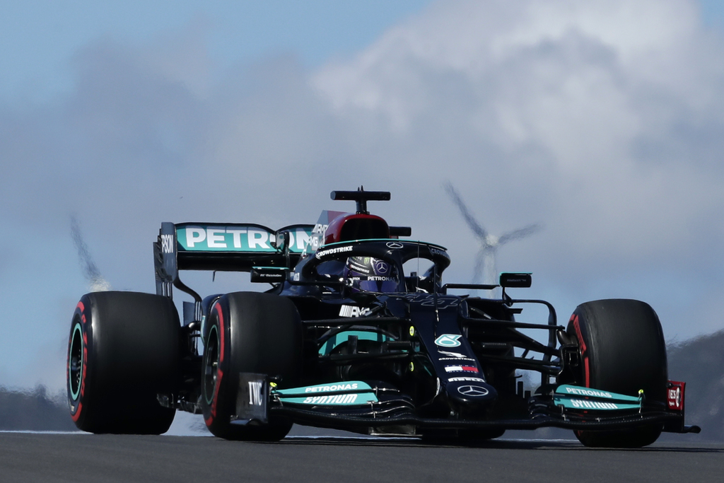 Lewis Hamilton marcó el mejor tiempo en la segunda práctica libre, mientras que Sergio Pérez finalizó en décimo sitio.