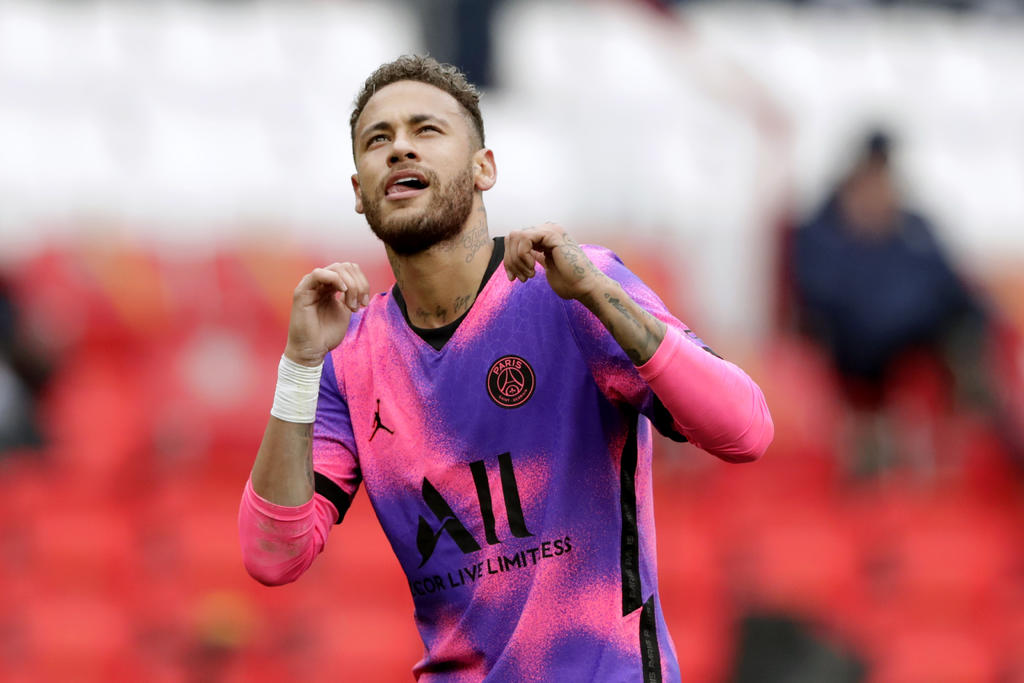 Neymar, con un gol y una asistencia, dio la victoria al París Saint Germain ante el Lens (2-1) y le mantiene en la puja por el liderato de la Ligue 1 de Francia, que este fin de semana alcanza la trigésima quinta jornada. (AP)
