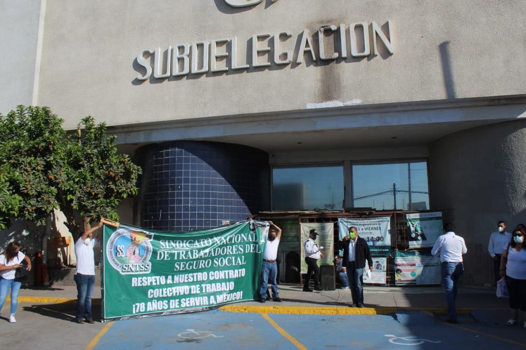 Trabajadores del Seguro Social exigieron nuevamente ser vacunados contra el COVID-19, así lo manifestaron hoy sábado durante una protesta que realizaron en la Subdelegación del Instituto Mexicano del Seguro Social (IMSS) ubicada en bulevar Independencia de Torreón.
(EL SIGO DE TORREÓN)