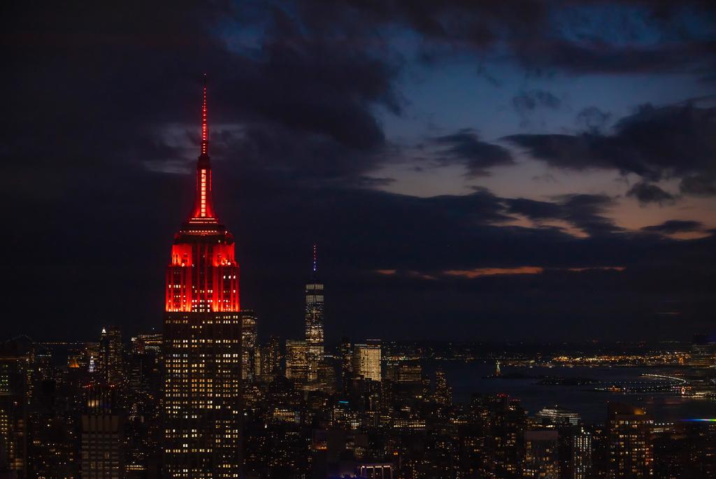 El icónico rascacielos neoyorquino Empire State Building, considerado uno de los edificios más reconocibles de la Gran Manzana y del mundo, celebró este sábado su 90 aniversario con una ceremonia de encendido de las famosas luces que decoran la parte superior del edificio. (ARCHIVO)
