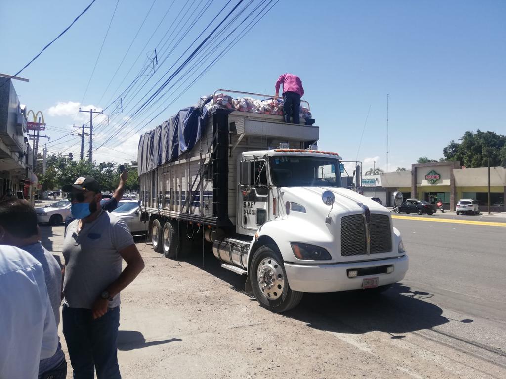 Representante de diversos partidos políticos de la Laguna de Durango denuncia supuesta proselitismo con el uso de despensas a favor de la coalición Va por Durango (PAN, PRI y PRD), al sorprender un camión cargado de despensas. (ARCHIVO)