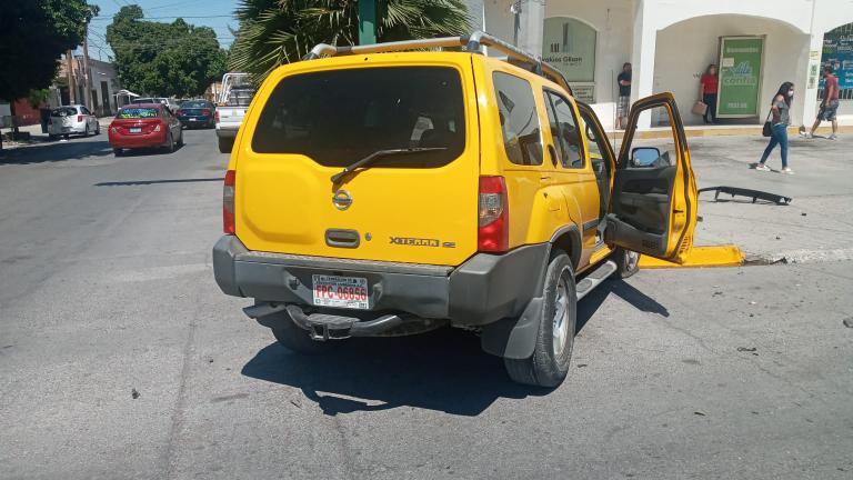 Auto y camioneta chocan en Centro de Gómez Palacio