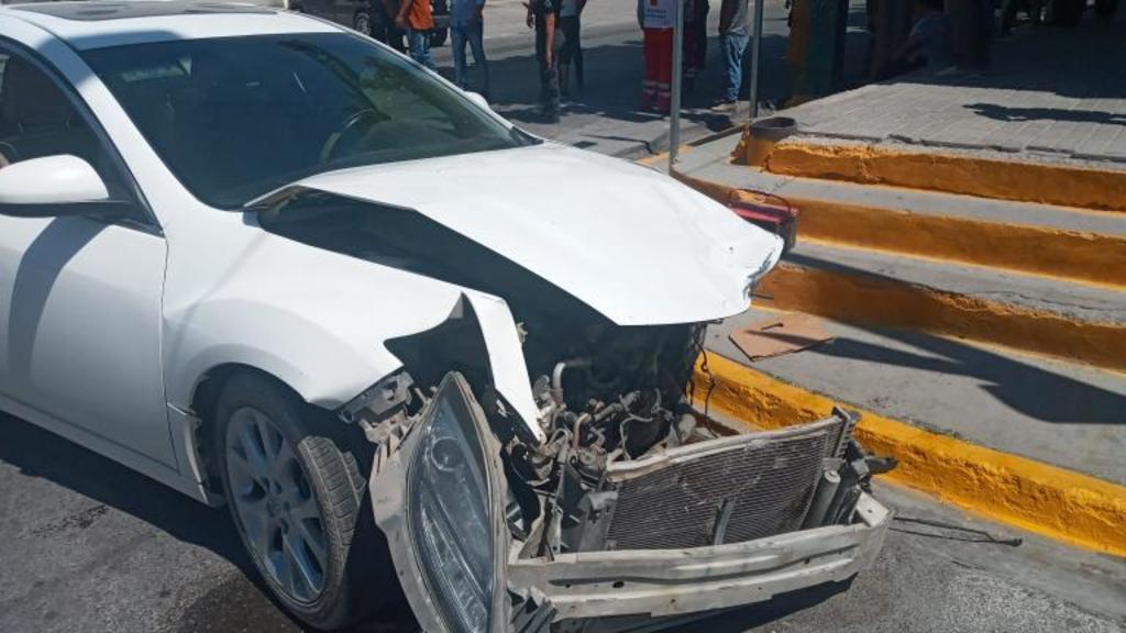 Conductores de vehículos protagonizaron un accidente en calles del Centro de Gómez Palacio.