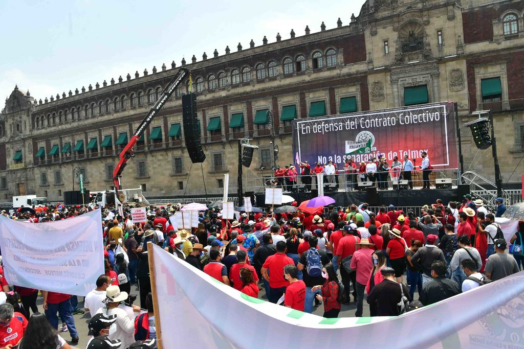 Antes del mediodía, los contingentes pequeños comenzaron a tener presencia en el Ángel de la Independencia. (ARCHIVO) 