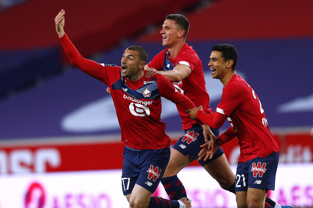 Lille derrotó 2-0 al Niza y mantiene una ventaja de un punto sobre Paris Saint Germain, cuando faltan tres jornadas por disputar.