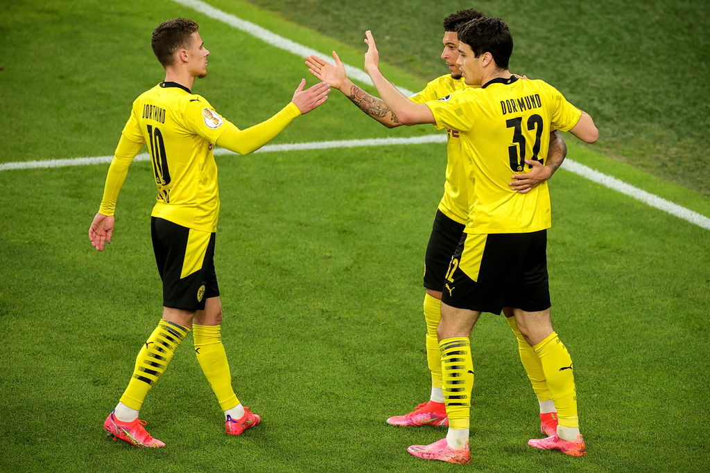 Borussia Dortmund no tuvo mayores problemas y aplastó 5-0 al Holstein Kiel para avanzar a la final de la Copa de Alemania.