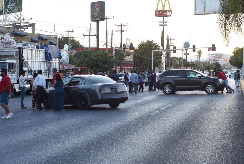 El camión quedó varado en la vía pública sin ser resguardado por autoridades de Seguridad Pública o Tránsito y Vialidad de Gómez Palacio. (EL SIGLO DE TORREÓN)