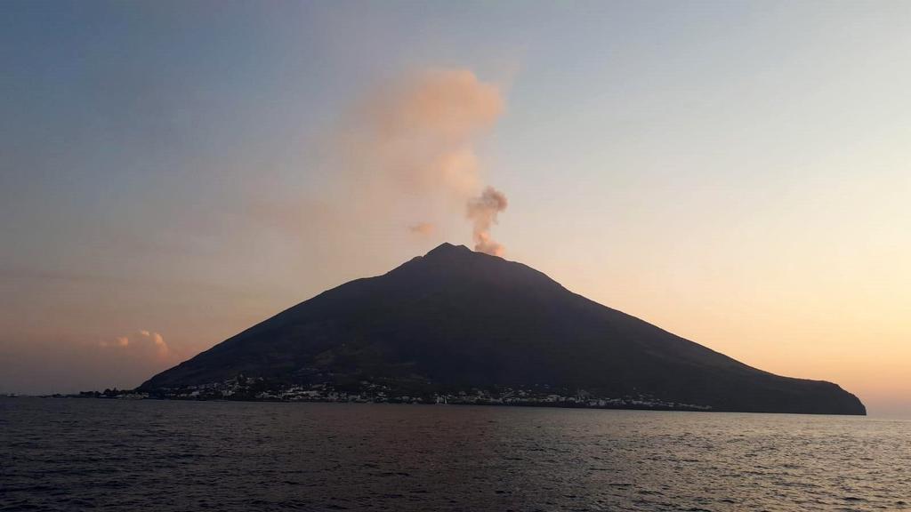 La Inteligencia Artificial (IA) ayuda a comprender el comportamiento del Vesubio y otros volcanes de la zona de Nápoles (sur de Italia) gracias a la clasificación química de las rocas volcánicas, según un estudio publicado por el Instituto Nacional de Geofísica y Vulcanología italiano (INGV). (ARCHIVO)
