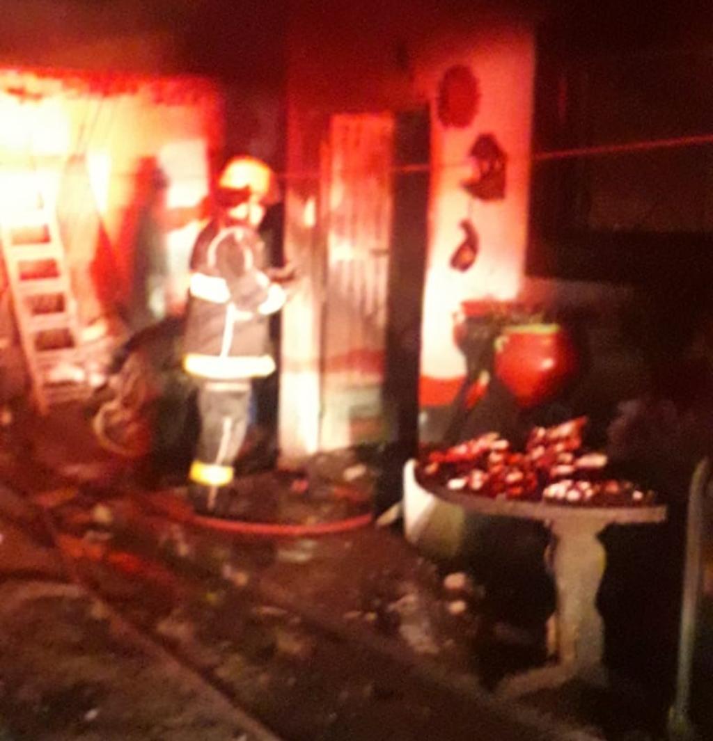 La madrugada de este domingo se registró un incendio en un domicilio habilitado como bodega en la colonia Nueva Laguna Sur de la ciudad de Torreón, se presume que fue provocado. (EL SIGLO DE TORREÓN)