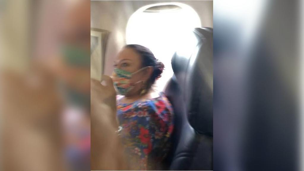 La cónsul Isabel Arvide viajó en el vuelo de Aeroméxico 2652 ocupando el asiento 2B, de primera clase, y para evitar ser vista se tapó con una revista. (ESPECIAL) 