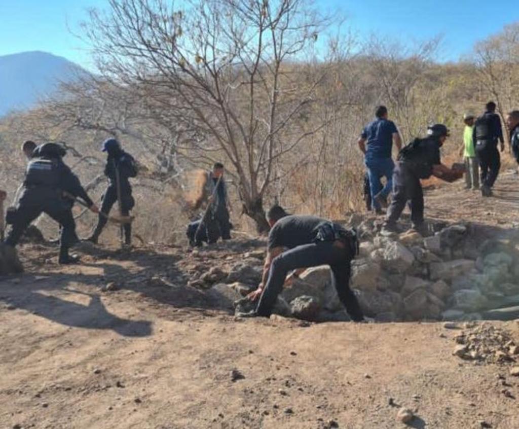 Presuntos narcotraficantes cavaron al menos dos profundas zanjas para incomunicar el municipio de Aguililla, en el occidental estado mexicano de Michoacán, donde en los últimos meses se ha registrado un éxodo de más de 3,000 habitantes que han padecido una grave crisis humanitaria. (ESPECIAL) 

