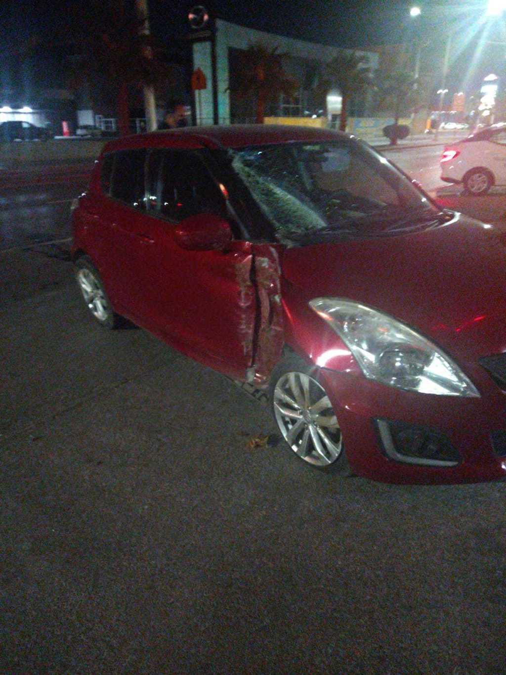 El automóvil siniestrado es un Suzuki Swift color rojo modelo 2016, el cual portaba las placas de circulación FPY-34-36. (EL SIGLO DE TORREÓN)