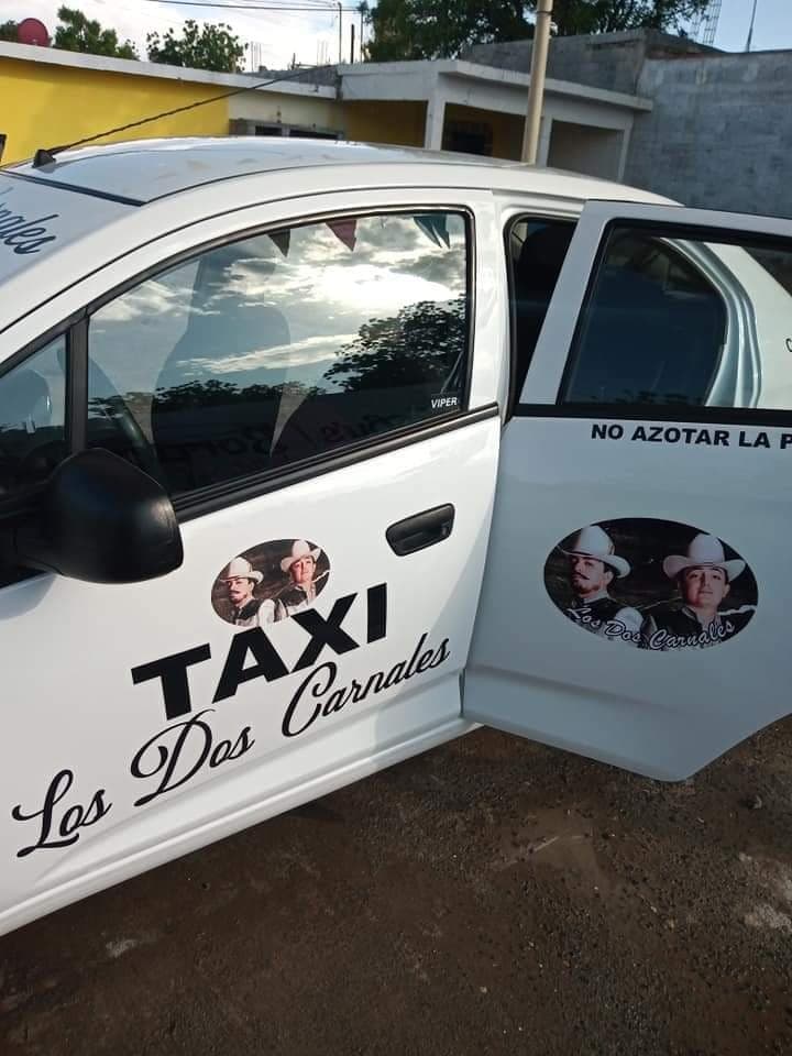 Colocan imagen de Los Dos Carnales en taxi de Parras, Coahuila