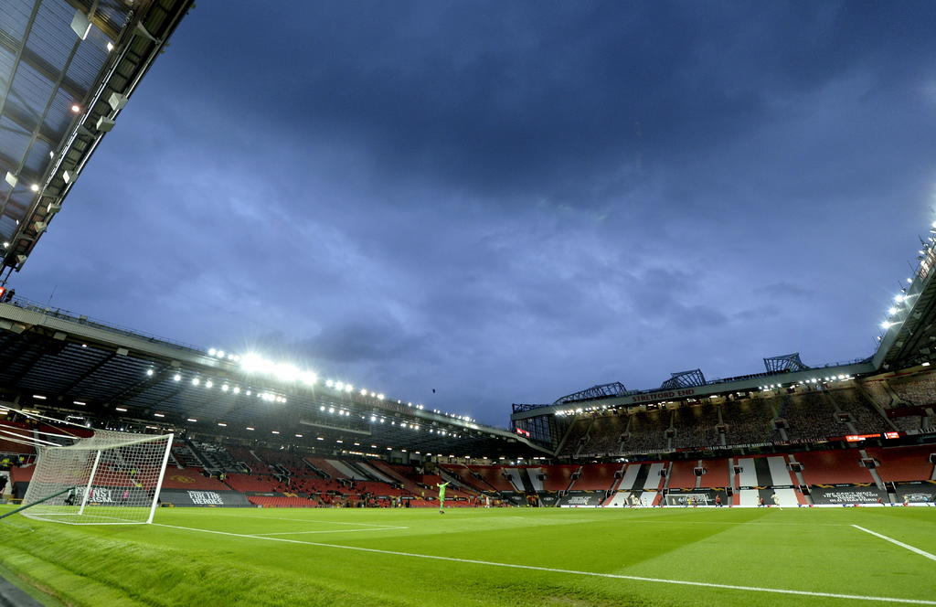 El Manchester United negó que los empleados del club permitieran la entrada de aficionados en Old Trafford, lo que degeneró en la suspensión del partido contra el Liverpool, y apuntó que fue 'una actividad criminal'. (ARCHIVO)
