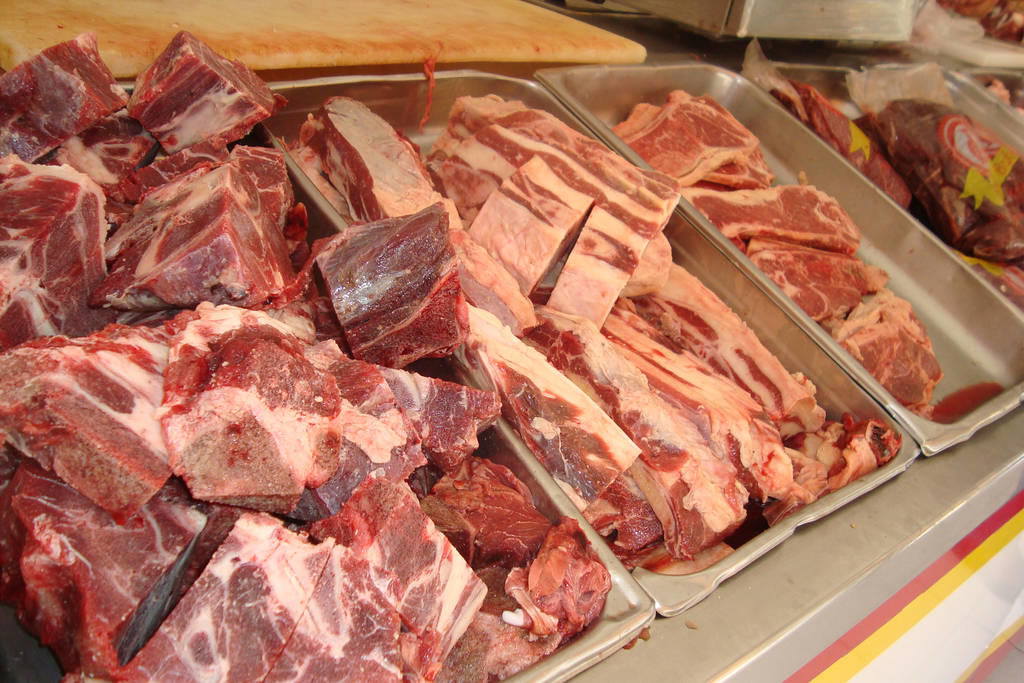 Los mexicanos consumirán menos cárnicos en 2021, con respecto a 2020, de acuerdo con estimaciones del Consejo Mexicano de la Carne (Comecarne), sobre todo habrá menor ingesta de carne de res y de carnes frías por persona. (ESPECIAL) 
