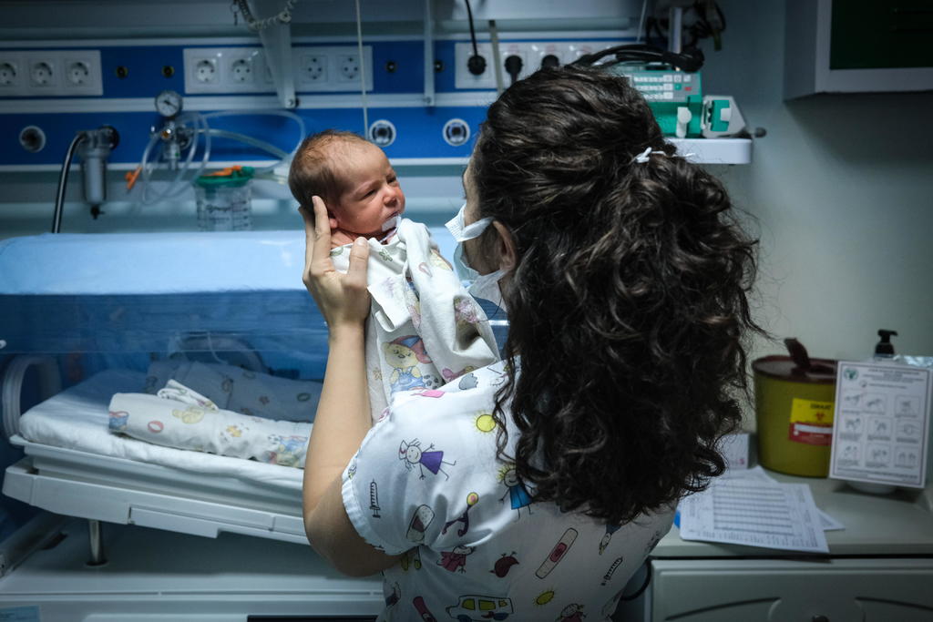 Los recién nacidos con madres que dieron positivo a la COVID-19 durante el embarazo o el parto tienen más posibilidades de nacer antes de término, aunque muy pocos estaban infectados por al SARS-Cov-2, según un estudio que publica la revista Jama, de la Asociación Médica Estadounidense, realizado en Suecia. (ARCHIVO) 
