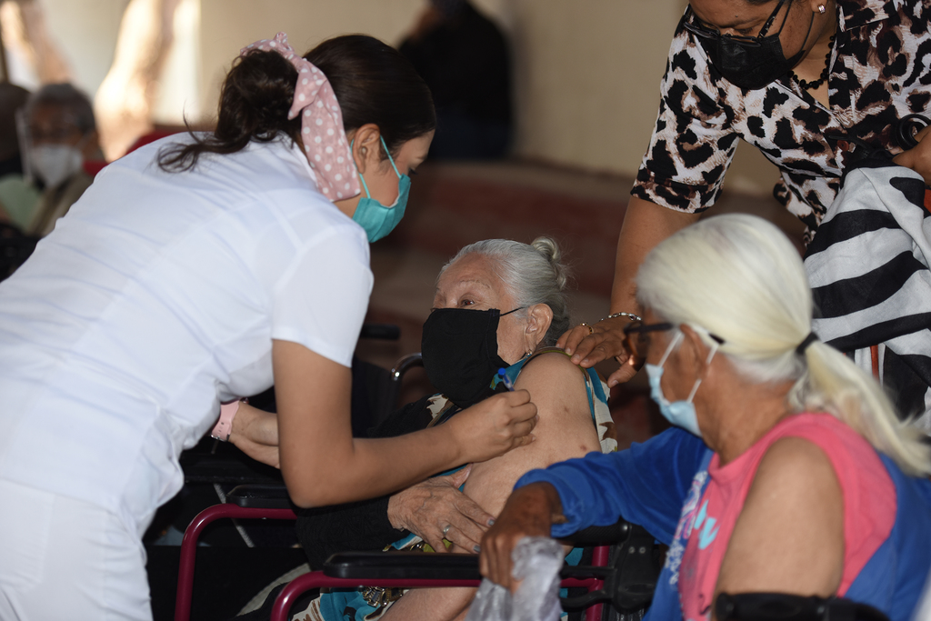 En todo Coahuila, el padrón de personas mayores de 60 años es de 361 mil 662 y 102 mil 774 de ellas ya recibieron las dos dosis. (EL SIGLO DE TORREÓN)