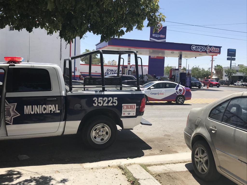 Los hechos se registraron minutos después de las 12:00 horas en la estación de servicio ubicada sobre la avenida Juárez y la calle 29. (EL SIGLO DE TORREÓN)