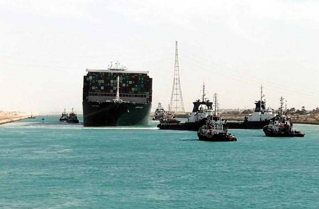 Un tribunal en Egipto rechazó el martes la apelación de la empresa propietaria de que no le confisquen el Ever Given, que bloqueó el Canal de Suez por casi una semana en marzo, frenando miles de millones de dólares en comercio marítimo. (ARCHIVO) 