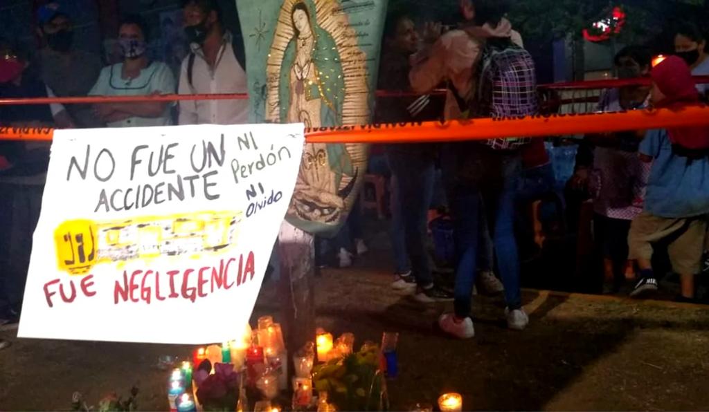 Un grupo de vecinos de las alcaldías Tláhuac e Iztapalapa colocaron un altar con veladoras y la imagen de la virgen de Guadalupe, en memoria de las personas fallecidas en el accidente de la Línea 12 del Metro. (EL UNIVERSAL)