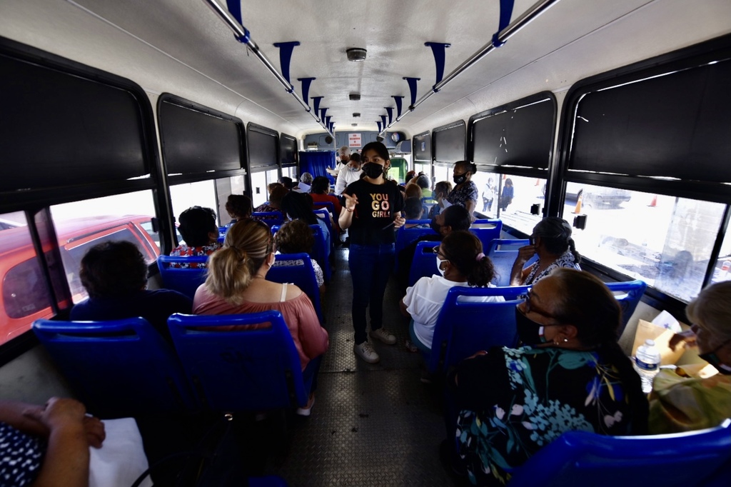 A bordo de dos autobuses y autos particulares arribaron adultos mayores al Coliseo Centenario. (ÉRICK SOTOMAYOR)