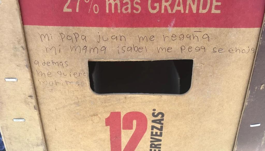 El mensaje fue encontrado escrito en un cartón de envases de cerveza, con el que la niña pediría ayuda al ser una presunta víctima de maltrato infantil por parte de sus padres (ESPECIAL) 