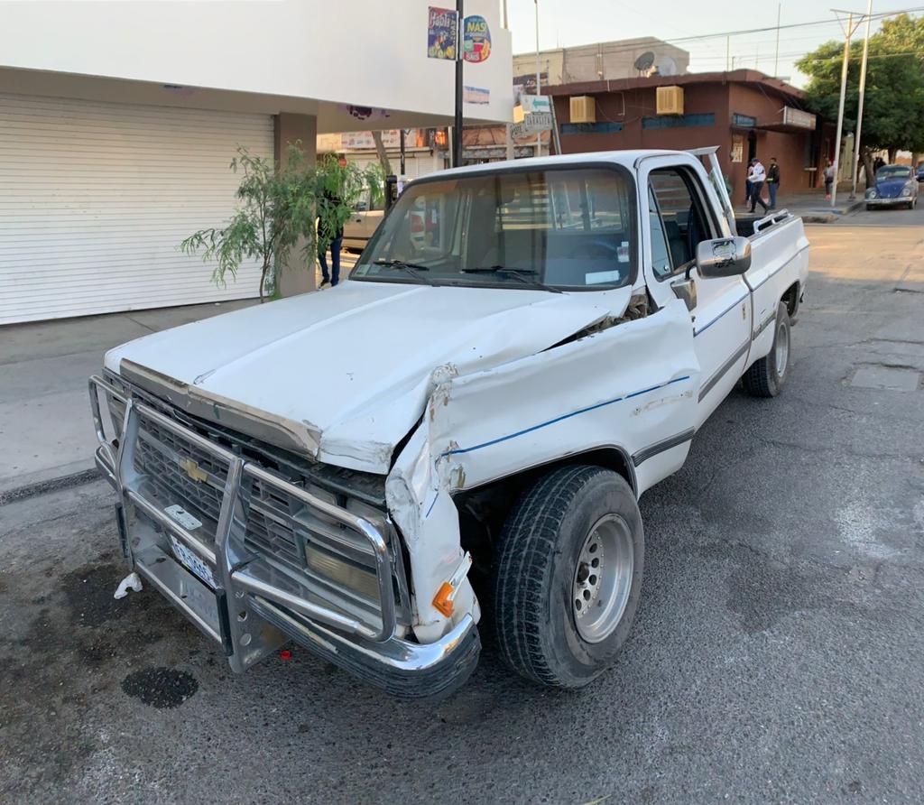 El vehículo responsable es una camioneta Chevrolet Cheyenne, modelo 1991, color blanco, que era conducida por Humberto de 53 años de edad.
(EL SIGLO DE TORREÓN)
