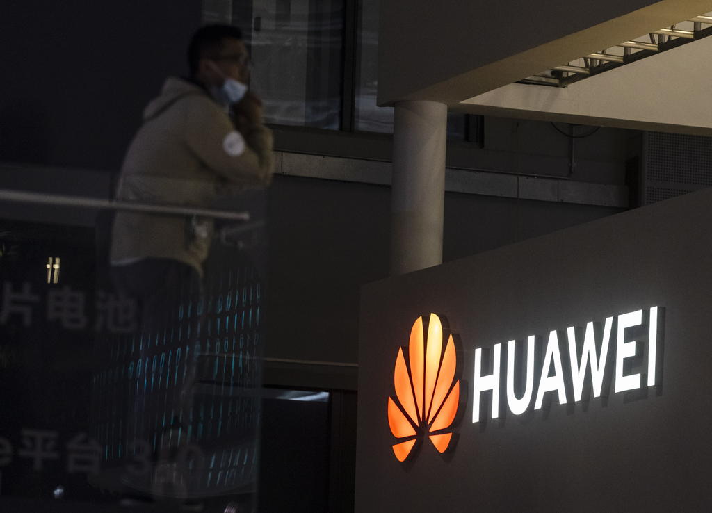 Dos años después de que EUA incluyera a Huawei en su lista negra por supuestos vínculos con la inteligencia china, el gigante asiático, que había llegado a liderar las ventas de móviles, ha ido perdiendo fuelle hasta situarse en este primer trimestre de 2021 fuera de las cinco marcas más vendidas. (ARCHIVO) 
