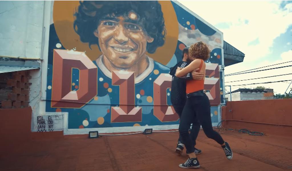 Con traje, corbata y voz clara y limpia, el icónico Diego Armando Maradona se viste de estrella del tango en un vídeo homenaje con el que una orquesta argentina quiere demostrar que el '10', fallecido hace poco más de cinco meses, sigue siendo eterno en los corazones de sus seguidores. (ESPECIAL)
