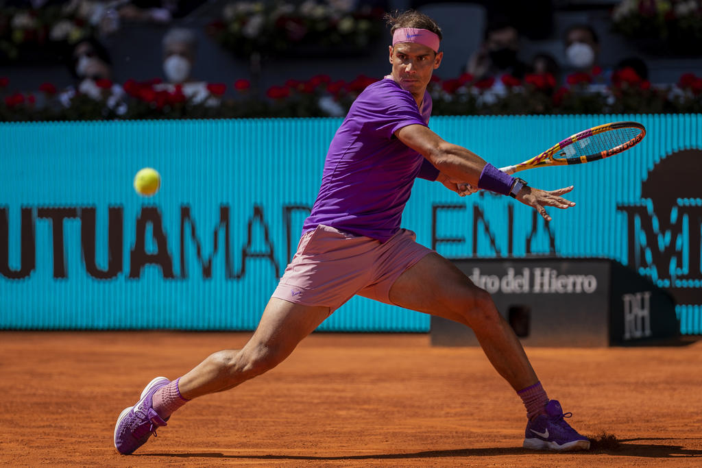 En muy anticipado duelo generacional, Rafael Nadal confirmó con creces que es el hombre a batir en el tenis español al arrasar el miércoles 6-1, 6-2 a la sensación juvenil Carlos Alcaraz en la segunda ronda del Abierto de Madrid. (AP)

